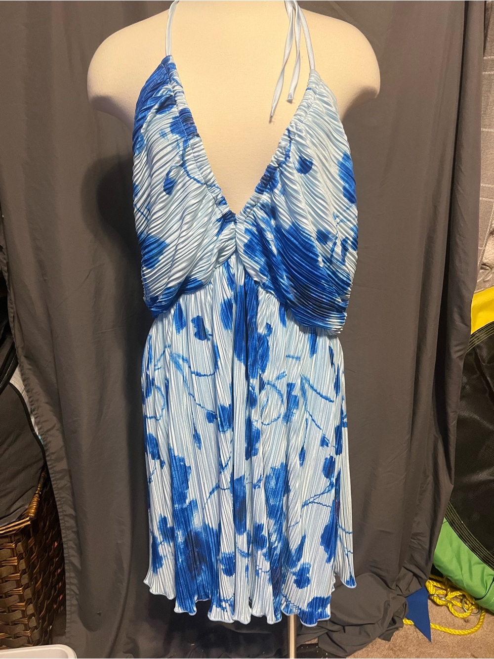 SHEIN Blue Floral Plissé Backless Halter Dress